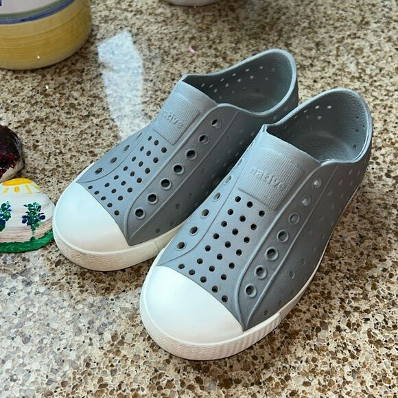 Native ‘Jefferson’ Keep it Light💡Shoes for 🏖️ 🏊🏻‍♀️🛝 get out there! In b… - Picture 1 of 17